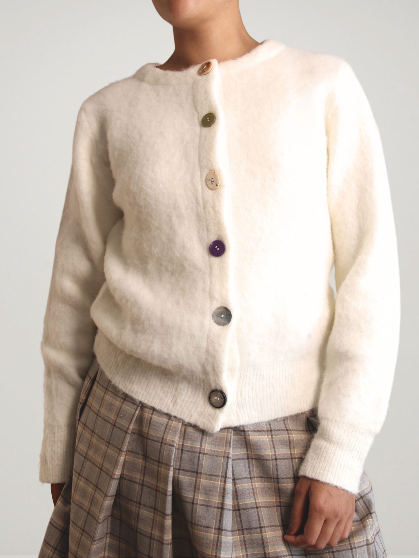 DISMATCHED BUTTONS FLUFFY CARDI