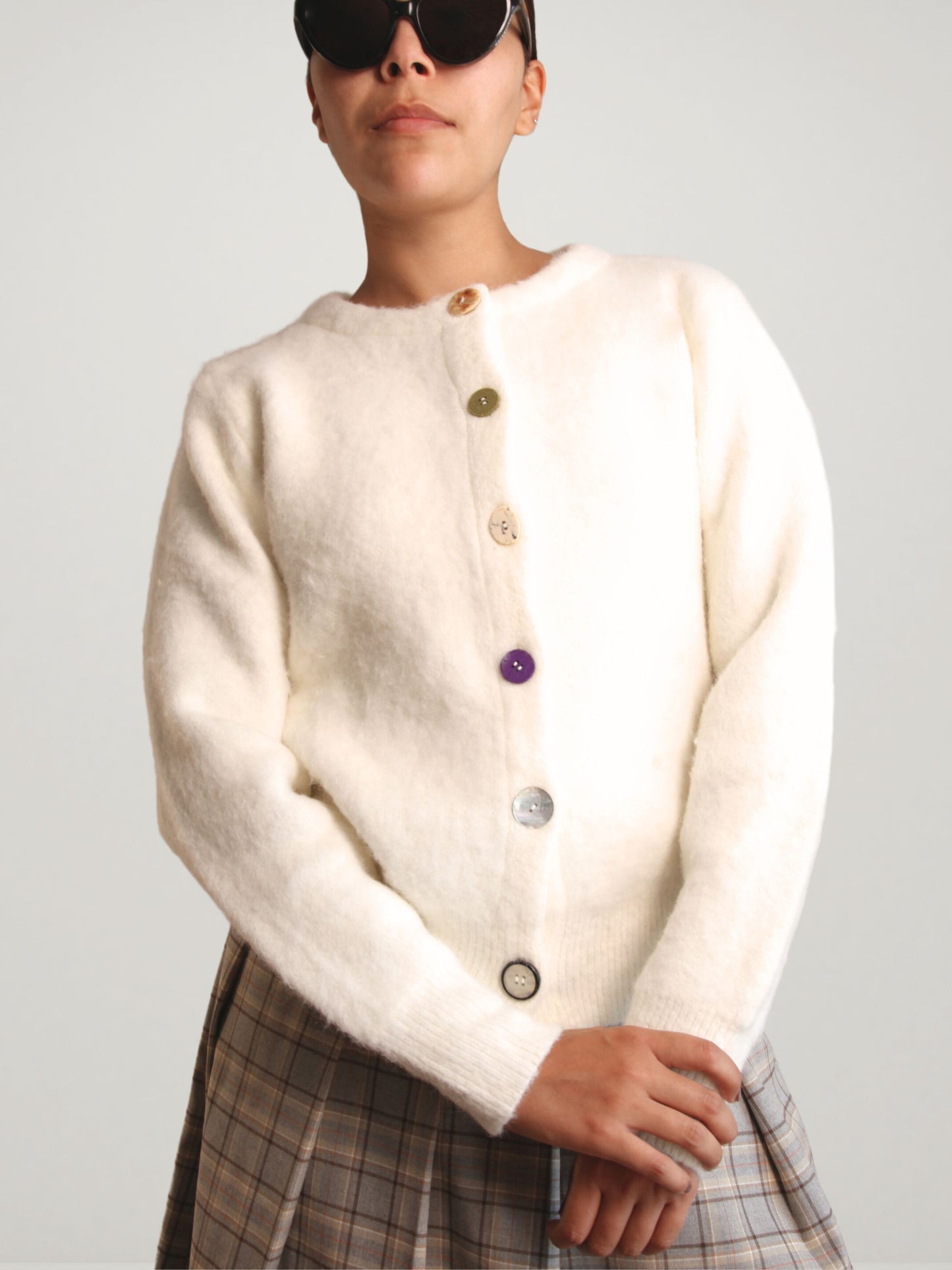 DISMATCHED BUTTONS FLUFFY CARDI